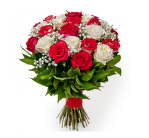 № 261 Букет из 25 красно-белых роз с зеленью и упаковкой.