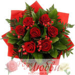 №14. Букет из 7 красных роз, оформленных зеленью, в яркой упаковке