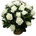 Средняя корзина из 21 белой розы, на оазисе. Оформлена зеленью