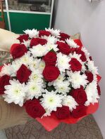 № 259 Букет из 15 роз и кустовые хризантемы